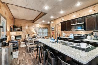 Near Dollywood With Hot Tub, Game Room Home Theater - 1