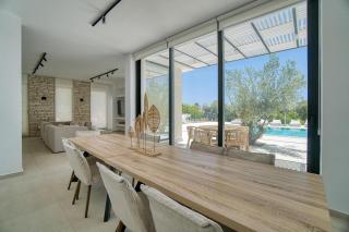 Luxury Oasis Villa - 3