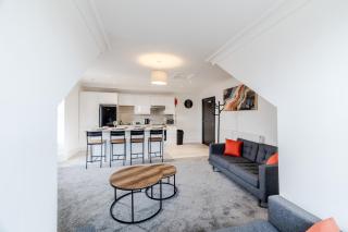 The Central 3BR Second-Floor Apartment - 4