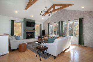 Bigfoots Hideout Hot Tub LifeSize Games Theater - Gatlinburg - 2