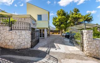 4 Bedroom Amazing Home In Zaboric - Zaboric - 1