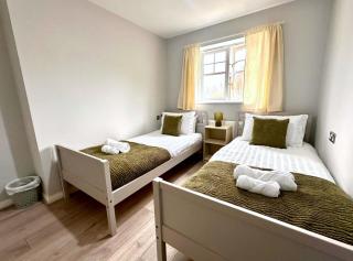 Spacious 4 Bed House with parking in Wolverhampton - Fallings Park - 1