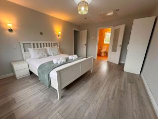 Spacious 4 Bed House with parking in Wolverhampton - Fallings Park - 7