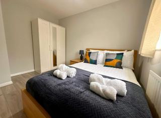 Spacious 4 Bed House with parking in Wolverhampton - Fallings Park - 2