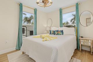 Beach Escape: Pool, Cozy Living, Close to the Gulf - Fort Myers Beach - 9