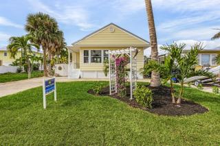 Beach Escape: Pool, Cozy Living, Close to the Gulf - Fort Myers Beach - 3