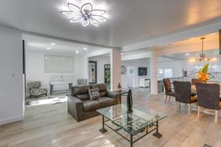 3BR Charming Retreat W and Deck and WiFi - 6