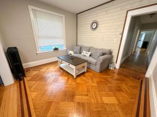 The Allen House - 3 Bedroom - 2 Full Bath - Private Gorgeous Apartment - Sleeps 8 - 8