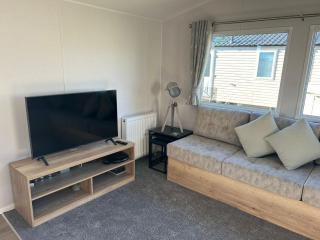 Beautiful 8 Berth Caravan With Decking At Naze Marine Holiday Park Ref 17344Br - Walton-on-the-Naze - 5