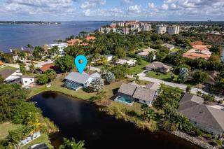 Sunset Special: 3BR Oasis, Heated Pool, Lake Views - Fort Myers - 8