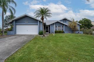 Sunset Special: 3BR Oasis, Heated Pool, Lake Views - Fort Myers - 7