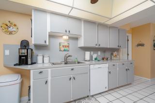 Sunset Special: 3BR Oasis, Heated Pool, Lake Views - Fort Myers - 2