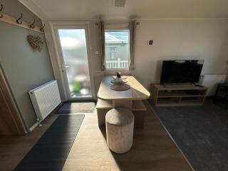 Beautiful 8 Berth Caravan With Decking At Naze Marine Holiday Park Ref 17344Br - Walton-on-the-Naze - 2