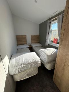Beautiful 8 Berth Caravan With Decking At Naze Marine Holiday Park Ref 17344Br - Walton-on-the-Naze - 1