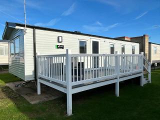 Beautiful 8 Berth Caravan With Decking At Naze Marine Holiday Park Ref 17344Br - Walton-on-the-Naze - 0