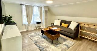 Chic, Cozy & New Prime location with AC, Street Parking #4 - Renton - 8