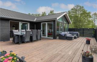 3 Bedroom Beautiful Home In Aakirkeby - 9