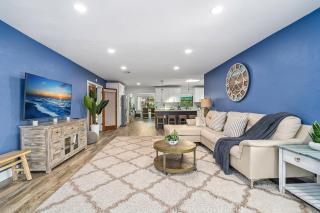 Chic Getaway w Heated Pool & Short Walk to Beach - Hollywood - 3