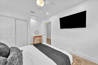 Sunny Days Getaway, 5BD Heated Pool Family Home! - Fort Lauderdale - 4
