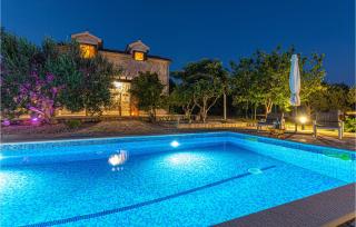 Three-Bedroom Holiday Home In Lozovac - Lozovac - 0