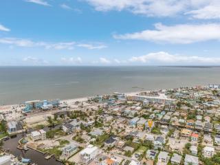 Private 2-Level Home: Heated Screened Pool, Beach! - Fort Myers Beach - 0