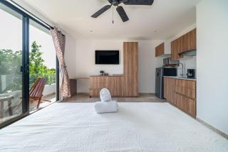 Studio Suite with Private Balcony, Rooftop Pool,Gym - 2