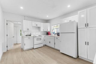 Remodeled 3 bed 1 bath Home Near Beach with Game Room! - Fort Pierce - 1