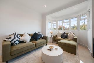 New Stunning Modern 2 Bedroom Apartment in Mill Hill next to Train Station! - Hendon - 0