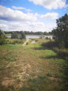 Dom nad jeziorem z prywatnym pomostem i linią brzegową - 3