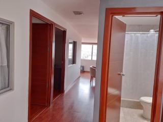 DEPARTAMENTO ENTERO de dos habitaciones con hermosa vista a la ciudad - Cuenca - 4