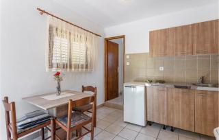 Five-Bedroom Holiday Home In Polje - 5
