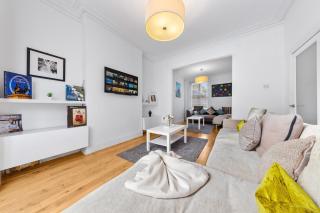 Luxury 4-Bedroom Modern Flat in Central London Steps from Station, Sleeps 9 in Style! - 0