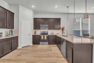 Luxury Retreat in Serene Surroundings, 4 Bedrooms Corporate House, Entire house with full amanities, Convenient location Near Medical Centers and Downtown - 7