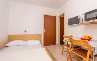 Stunning Apartment In Sveti Filip I Jakov - 3