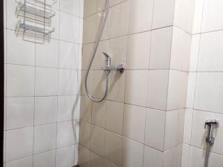 Comfy Studio at Vida View Makassar Apartment By Travelio - Pampang - 7