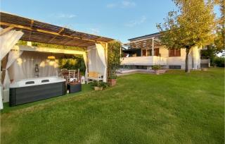 1 Bedroom Cozy Apartment In Massarosa - 2