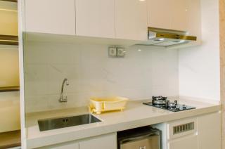 Modern and Cozy Studio at Sky House BSD Apartment By Travelio - 6