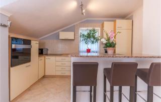 Four-Bedroom Holiday Home In Miranje - 9
