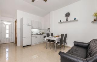 2 Bedroom Awesome Apartment In Povljana - 9