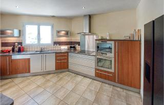 Awesome Home In Sainte-Gemme-La-Plaine - 3