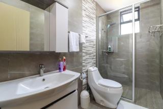 elegant beautifully furnished two bedroom apartment with heated swimming pool fully equipped gym ample parking space and children playing ground and unbeatable scenic city views - Nairobi - 7