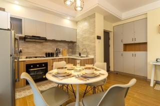 elegant beautifully furnished two bedroom apartment with heated swimming pool fully equipped gym ample parking space and children playing ground and unbeatable scenic city views - Nairobi - 5