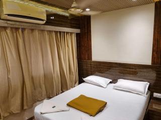 Hotel O Om Sai Guest house - Mumbai - 3