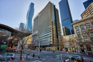Collins Street Chic Your Stylish Getaway - 9