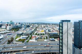 Elegant 2 Bed Apartment with Stunning City Views - 3