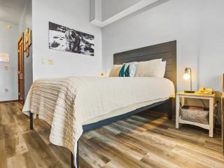 Highland House 420 Stylish Studio in the Village Hot Tub WiFi - Snowshoe - 0