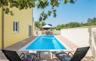 Cozy Home In Porec With Kitchen - Poreč - 2