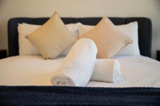 Modern 2BR Abode with Balcony View Gym Access - 1