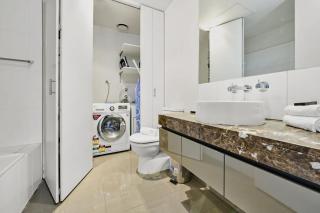 Portside Bliss Your Urban Escape in Melbourne - 1