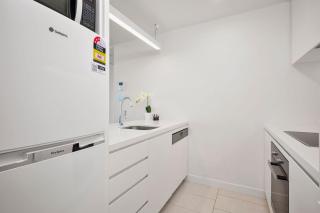 Stylish 2BR Apartment St Kilda Rd w Pool Parking - 6